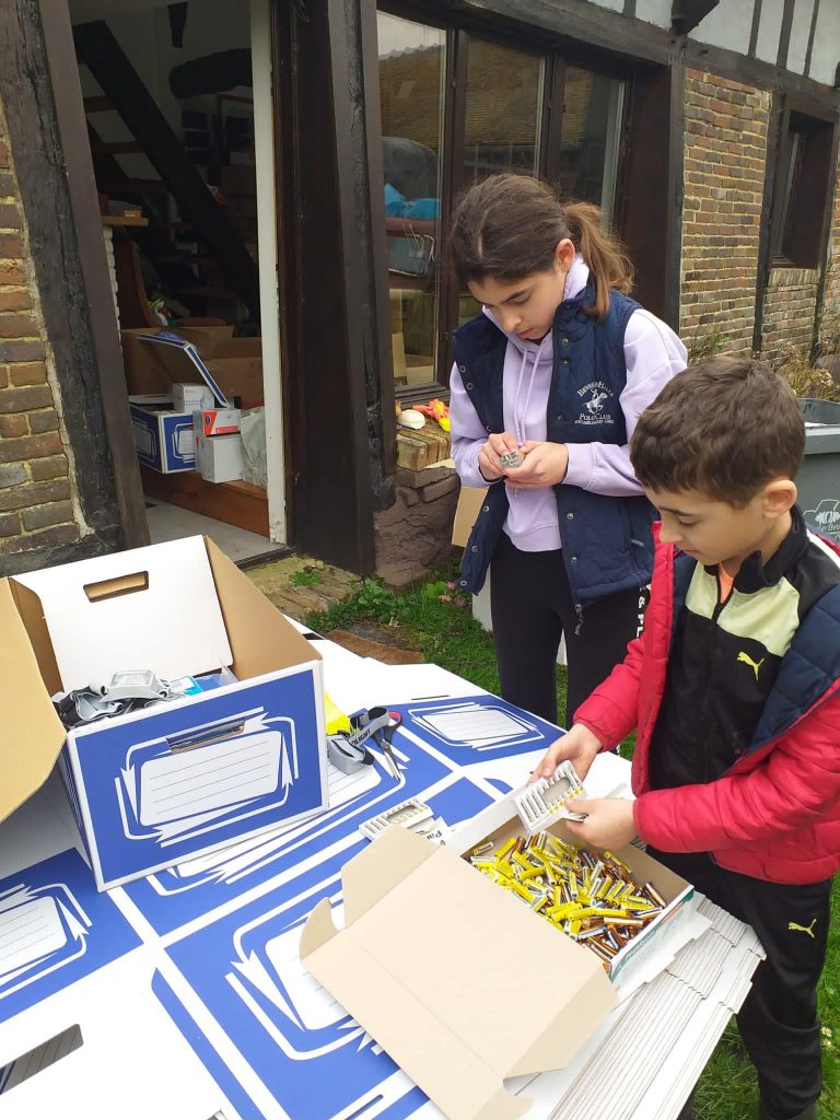 Nasi uczniowie Zuzanna (6b)i Michał (2b) pomagają Ukrainie