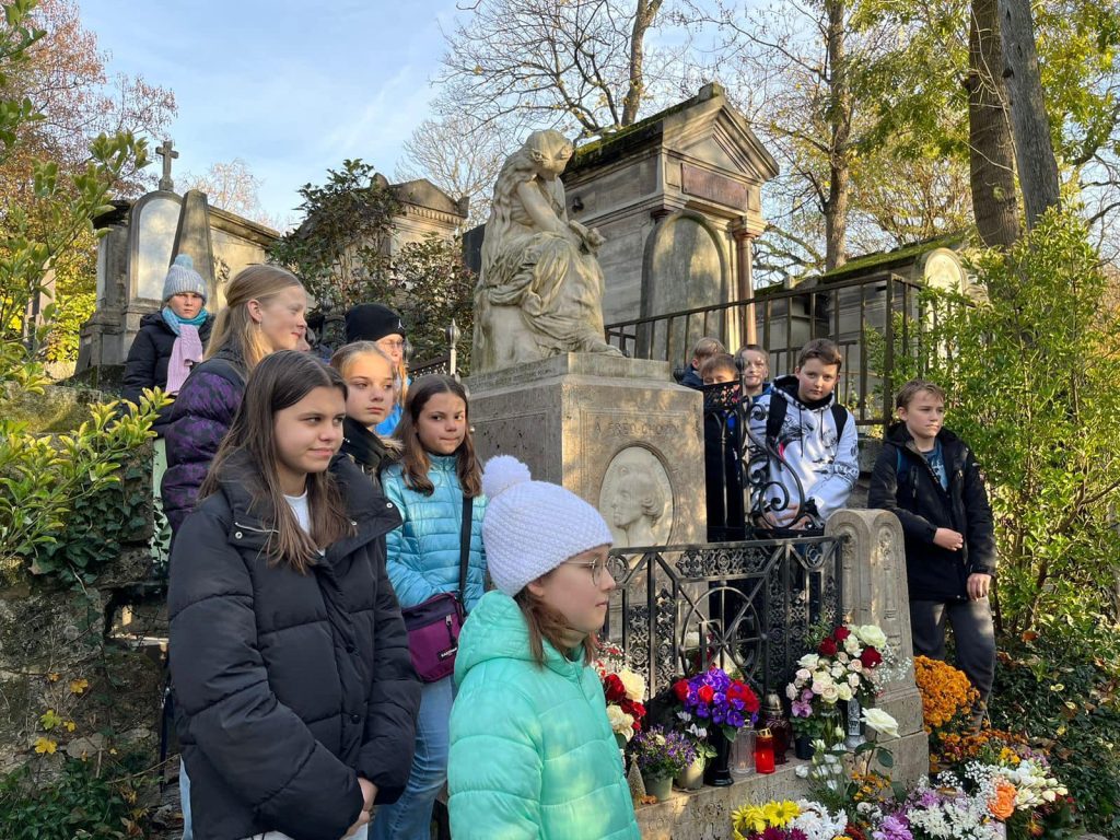Nasi uczniowie na cmentarzu Père Lachaise