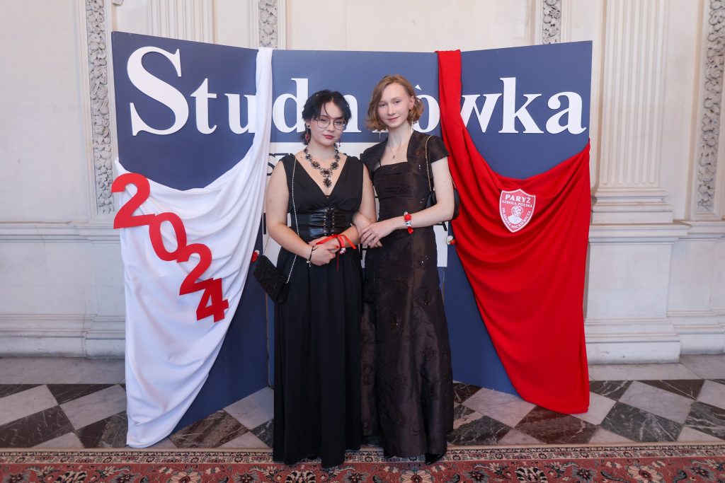 Nasze 2 licealistki Karolina i Nathalie na Studniówce w Ambasadzie