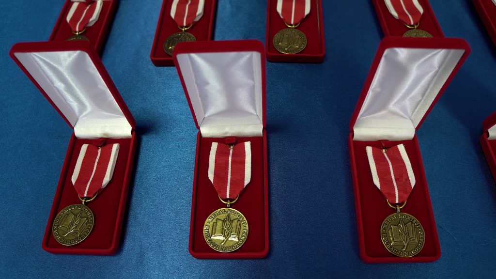 Pani Minister Barbara Nowacka wręcza medale Komisji Edukacji Narodowej za szczególne zasługi dla oświaty i wychowania