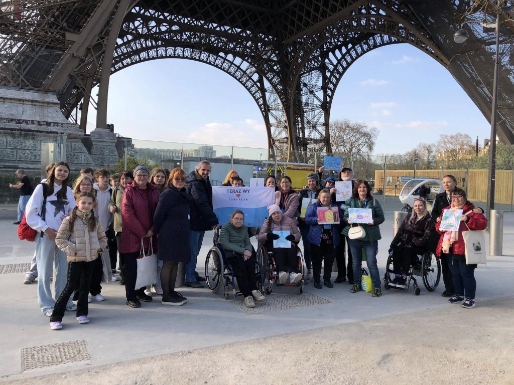 Spotkanie przy Wieży Eiffla 7a z grupą z Fundacji „Teraz Wy”