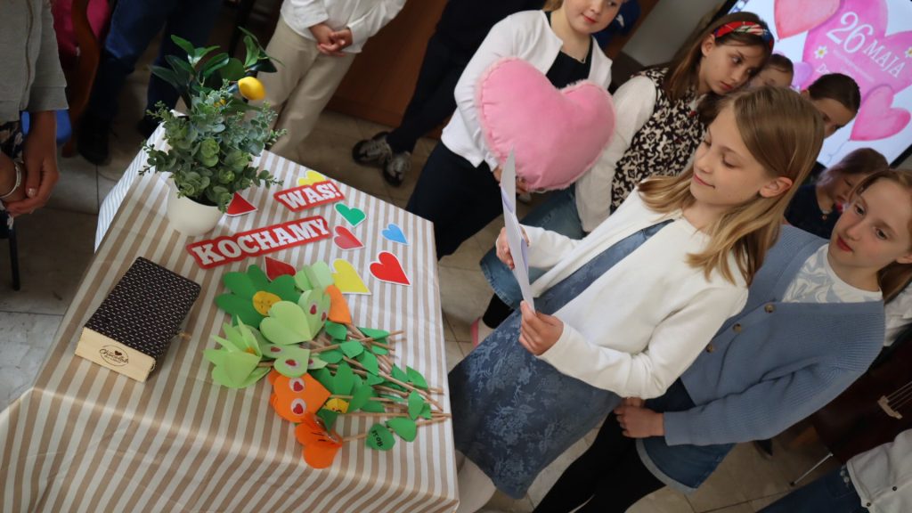 Dzień Mamy i wzruszające spektakle w wykonaniu klas wczesnoszkolnych.