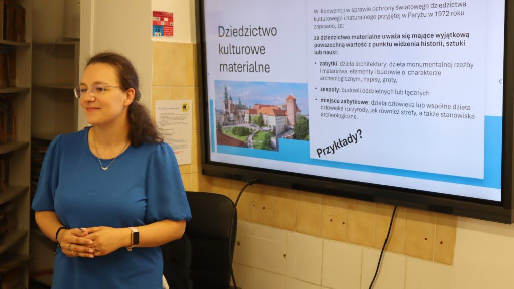 Projekt „Kurtyna w górę” – Pani dr Natalie Moreno-Kamińska opowiada uczniom o polskim dziedzictwie teatralnym poza krajem