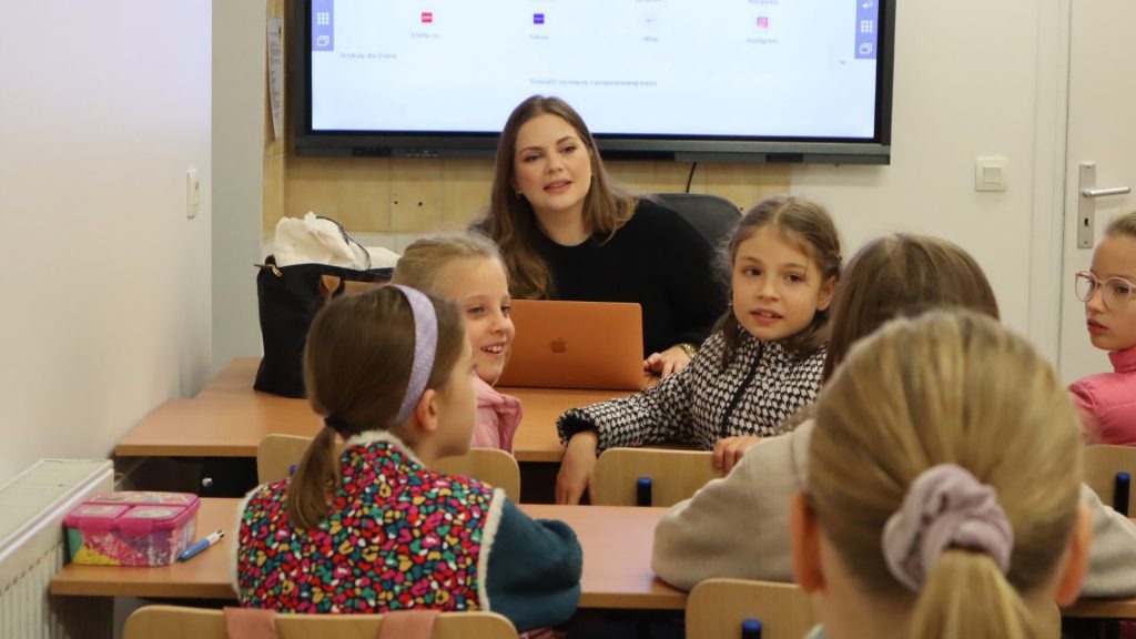 Pani Melania Grzesiewicz z projektem „Sztuka występu publicznego w języku polskim” – dofinansowanym z funduszy polonijnych Ambasady RP w Paryżu