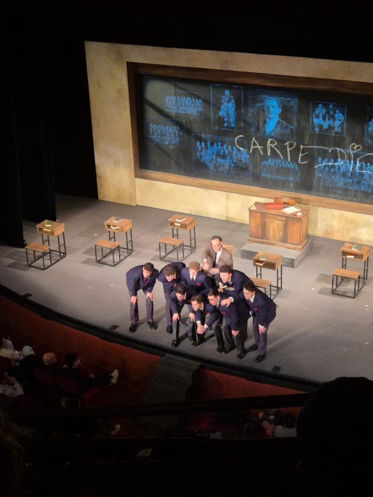 Klasy II i IV liceum w Théâtre Libre na sztuce pt.” Stowarzyszenie Umarłych Poetów”