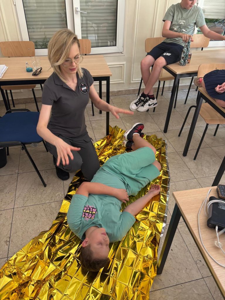 Pani Klaudia Daszuta, członkini Zespołu Pomocy Humanitarno-Medycznego i warsztaty pt.„Polska we współczesnym świecie – edukacja obywatelska uczniów polskich za granicą”