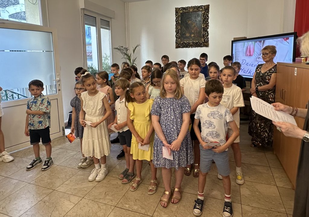 Dzieci dla mam – klasy 1-3 z życzeniami